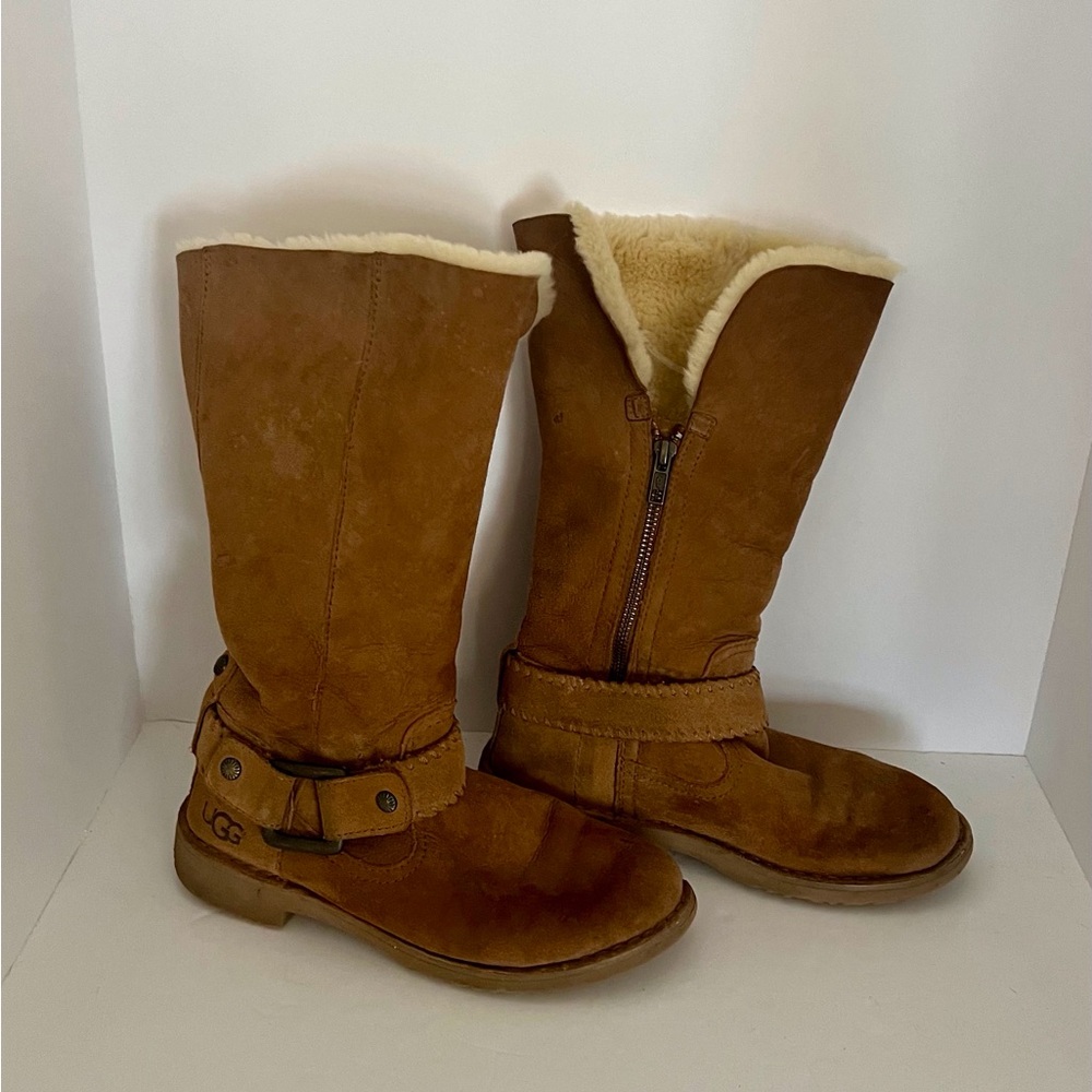 UGG’s size 5 Brown leather boots. Good condition, lots of life left. Super soft